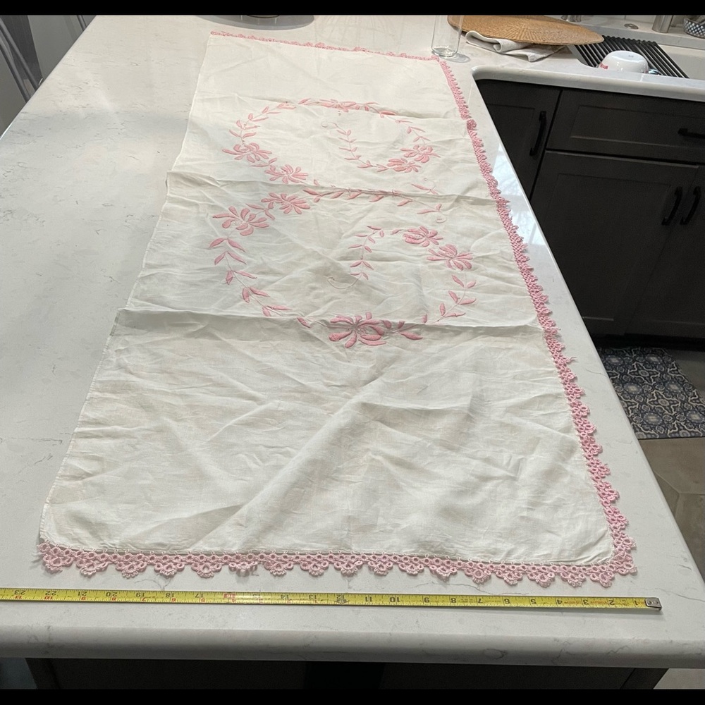 Embroidered table linen - Picture 7 of 7